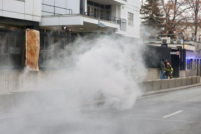 Zamknięta ulica w centrum Warszawy. Tajemnicze ćwiczenia, chodzi o ambasadę.