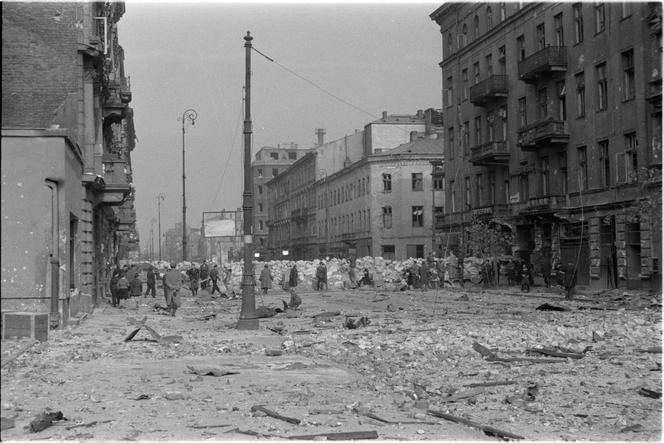 Powstanie Warszawskie kapituluje. Smutny dzień na zdjęciach archiwalnych