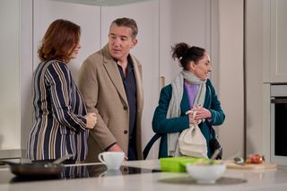 Na Wspólnej odc. 4002: Lew Nalepa (Przemysław Sadowski), Ada (Monika Obara), Weronika (Renata Dancewicz)