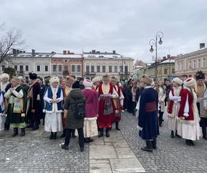 Maturzyści zatańczyli na Rynku poloneza