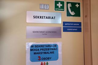 Pomieszczenia w szkole są oznakowane w podwójnym języku