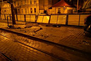 Wypadek w centrum Bydgoszczy! Osobówka wbiła się przystanek tramwajowy [ZDJĘCIA]