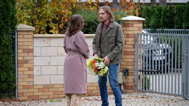 BrzydUla 2, odcinek 51 - opis, streszczenie: Marek przyłapie Ulę i Artura razem przed domem