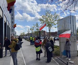 Rolnicy pod Urzędem Marszałkowskim w Łodzi. Zobacz, jak przebiega protest