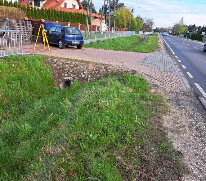 Łęg Tarnowski. Opel wypadł z jezdni i uderzył w betonowe ogrodzenie