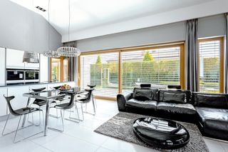 Bryła i wnętrza niedużego, nietypowego domu