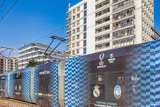 Tramwaj promujący Superpuchar UEFA na ulicach Warszawy