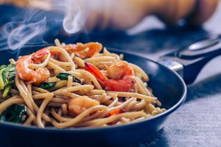 Zachwycające spaghetti z krewetkami na winie - absolutny randkowy klasyk!