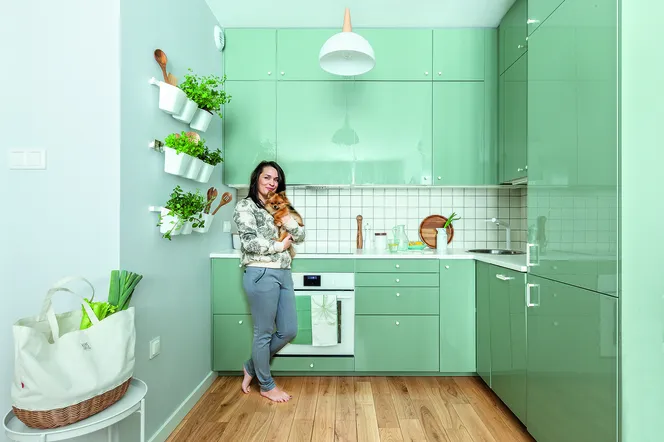 Renata marzyła o zielonej kuchni, więc sama ją zaprojektowała. Założyła w niej nawet aromatyczny zielnik