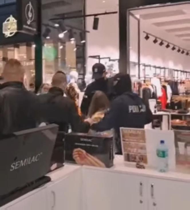 Opole: BRUTALNA interwencja policji w centrum handlowym za brak maseczki! Dzwońcie na pogotowie [WIDEO +18]