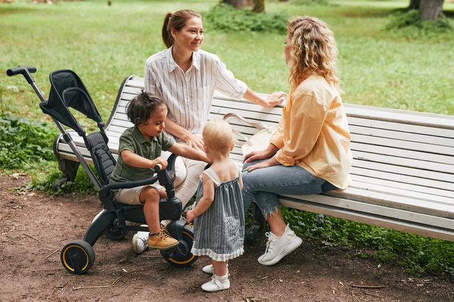 dwie kobiety z dziećmi na ławce w parku
