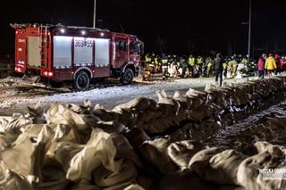 Płock. Alarm przeciwpowodziowy na Wiśle. Żołnierze WOT pracowali całą noć, by pomóc mieszkańcom