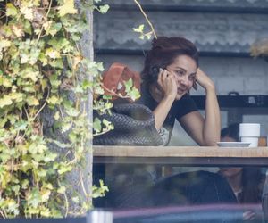 Małgorzata Socha stroi miny przy bajglu