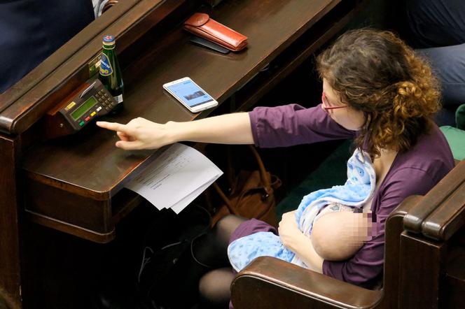 Posłanka Lewicy karmi dziecko piersią w Sejmie