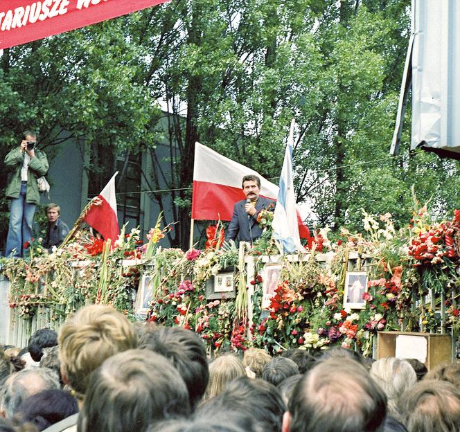 Tak było rok wcześniej. Lech Wałęsa przemawia do tłumu pod bramą Stoczni Gdańskiej - 30 sierpnia 1980 r.