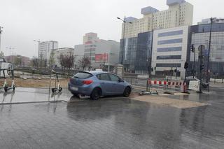 Auto bez kierowcy jechało prosto na przystanek w Łodzi! Świadkowie zdarzenia próbowali je zepchnąć [ZDJĘCIA].