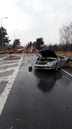 Groźny wypadek na DK 11 niedaleko Środy Wielkopolskiej. Drewno wypadło na jezdnię i zmiażdżyło auta 