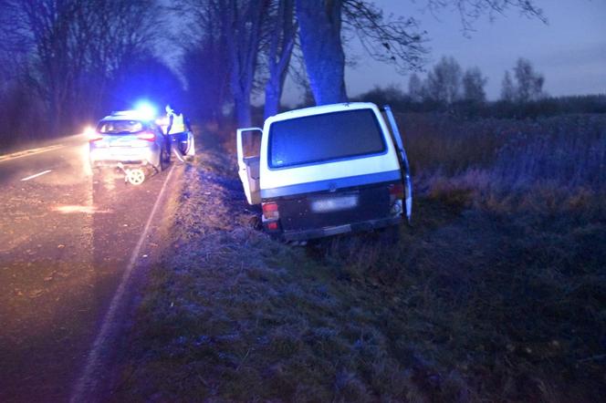 GROŹNY wypadek w Tarnowie. Usnął za kierownicą i uderzył w drzewo