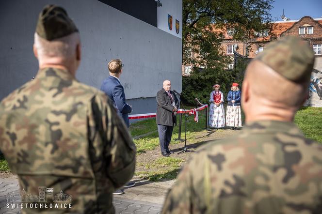 W Świętochłowicach odsłonięto mural poświęcony Wiktorowi Wiechaczkowi