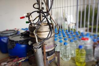 Kolejna bimbrownia na Podlasiu zlikwidowana. Policjanci znaleźli 700 l alkoholu w okolicach Krynek [ZDJĘCIA]