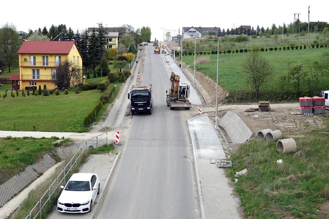 Powoli kończą się prace przy przebudowie prawie kilometrowego odcinka powiatowej trasy Ptaszkowa – Ptaszkowa