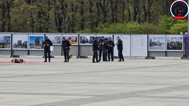 Mężczyzna wszedł na pomnik smoleński