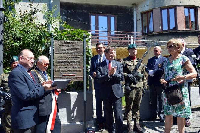 Przed kamienicą przy ul. Matejki odsłonięto tablicę upamiętniającą trzech wybitnych przemyślan