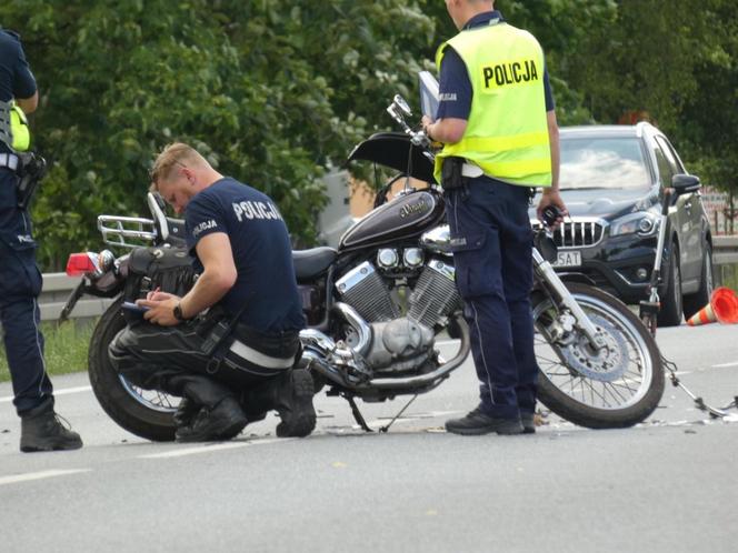 Wymusił pierwszeństwo przed motocyklistą. 62-latek wpadł pod ciężarówkę. Zginął na miejscu