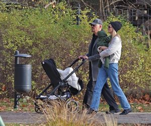 Krzysztof Ibisz z rodziną na spacerze