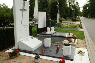 Nowy szczegół na grobie Królikowskiego