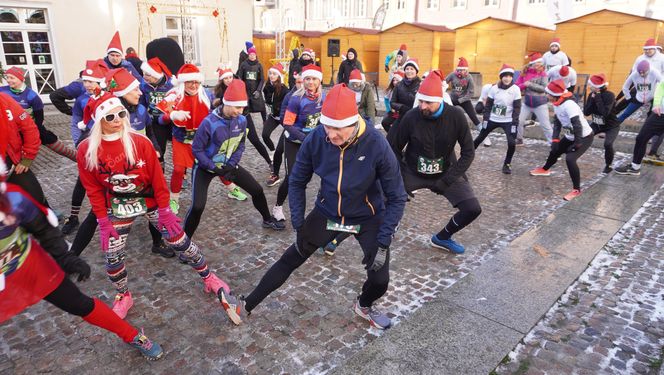 Bieg Mikołajów w Olsztynie. Około 400 osób pobiegło w charytatywnym celu [ZDJĘCIA]