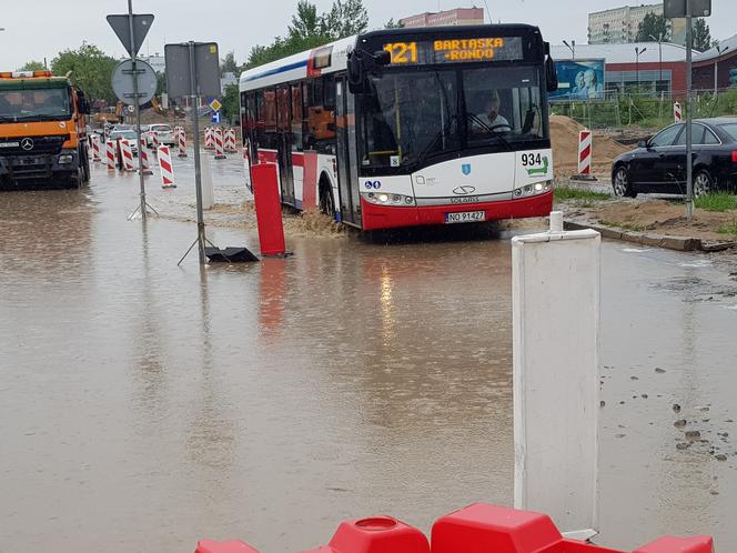 Ulewa w Olsztynie. Zalane ulice, tymczasowe ronda na Krasickiego się rozpłynęły [ZDJĘCIA]