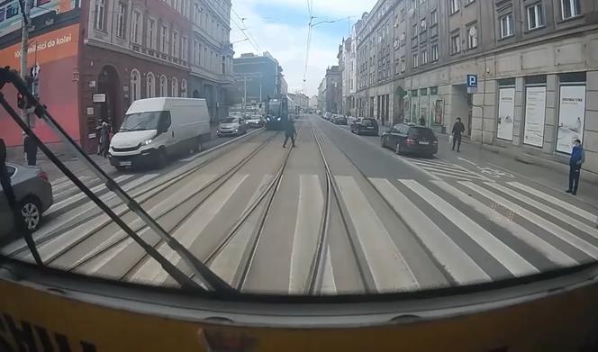 Zatrzymał tramwaj, ściągnął staruszkę z torów i się nią zaopiekował 