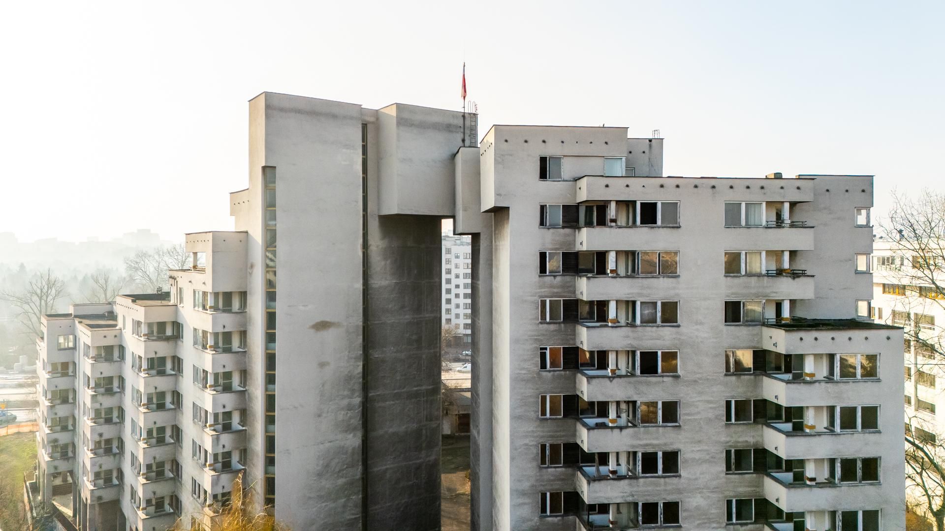 Szpiegowo z lotu ptaka. Blok na Sobieskiego 100 w Warszawie