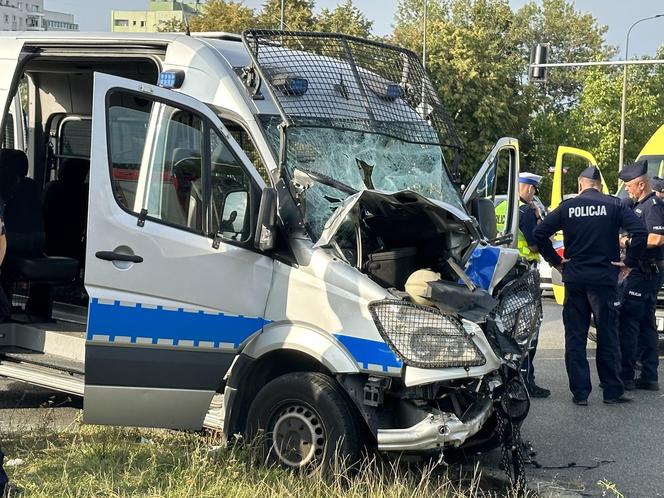 Betoniarka zderzyła się z radiowozem, 8 policjantów trafiło do szpitali