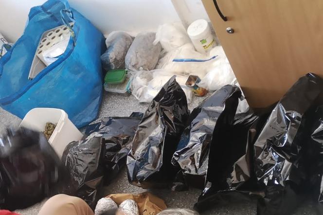 Miał w mieszkaniu mnóstwo narkotyków. Policjanci z Torunia założyli mu kajdanki