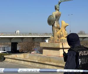 Zniszczyły pomnik Syrenki. Ich odpowiedź szokuje: „Nie chciałyśmy”. Urzędnicy planują czyszczenie monumentu