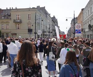 Pochód Juwenaliowy Łódzkich Uczelni. Studenci przejęli Łódź! [ZDJĘCIA]