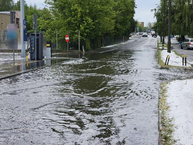 Nawałnica nad Gnieznem. Miasto zalały strumienie wody po ulewie i gradobiciu [ZDJĘCIA].