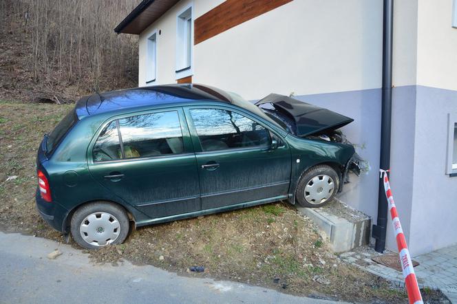 Tragiczny wypadek na Podkarpaciu. Samochód uderzył w budynek mieszkalny