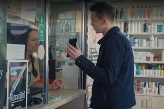 	M jak miłość odc. 1815.  Jakub Karski (Krzysztof Kwiatkowski), farmaceutka (Sandra Stencel)