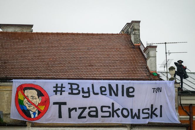 Zorro skradł show Trzaskowskiemu podczas wiecu w Tarnowie. Walczył szpadą i transparentem
