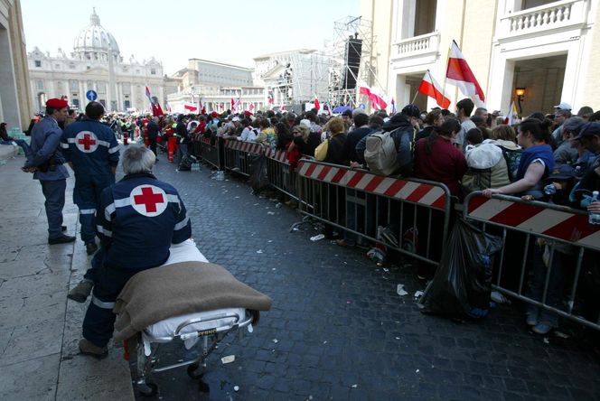 Tak wyglądał pogrzeb Jana Pawła II w Watykanie