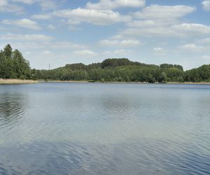 To jezioro w Olsztynie ma niezwykle czystą wodę. Jest kilka dzikich plaż, które świecą pustkami