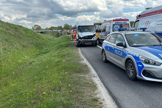 Poważny wypadek na DK 16 z udziałem busa. Kierowcy muszą liczyć się z utrudnieniami w ruchu!
