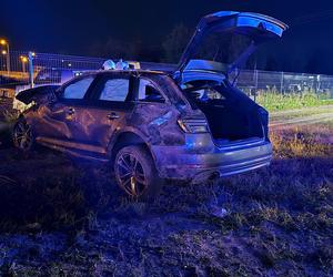 Kierujący samochodem Audi stracił panowanie nad pojazdem i zjechał z drogi na pobocze 