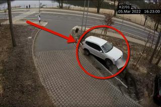 Szczecin: Zdemolował parking i skosił  słup na węźle Głębokie! Szaleńca za kierownicą uchwyciły kamery [WIDEO]