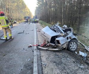 Dramat na drodze. Osobówka rozerwana na strzępy! Dwie osoby w szpitalu.