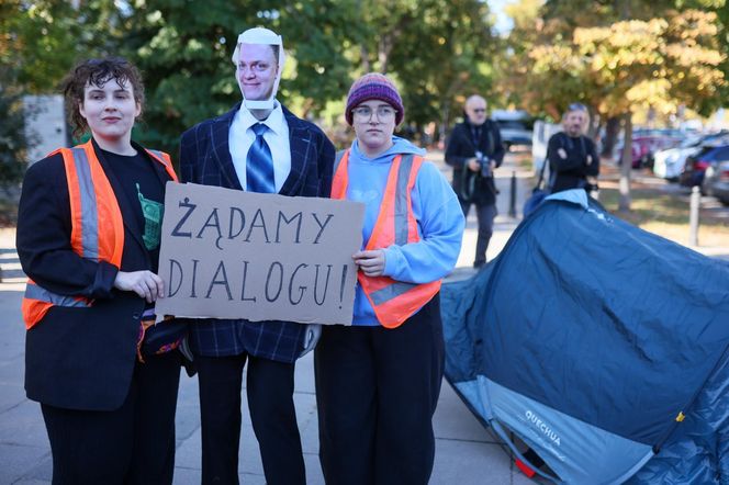Ostatnie Pokolenie rozbiło namioty przed Sejmem. Domagają się prac nad ustawą o transporcie publicznym