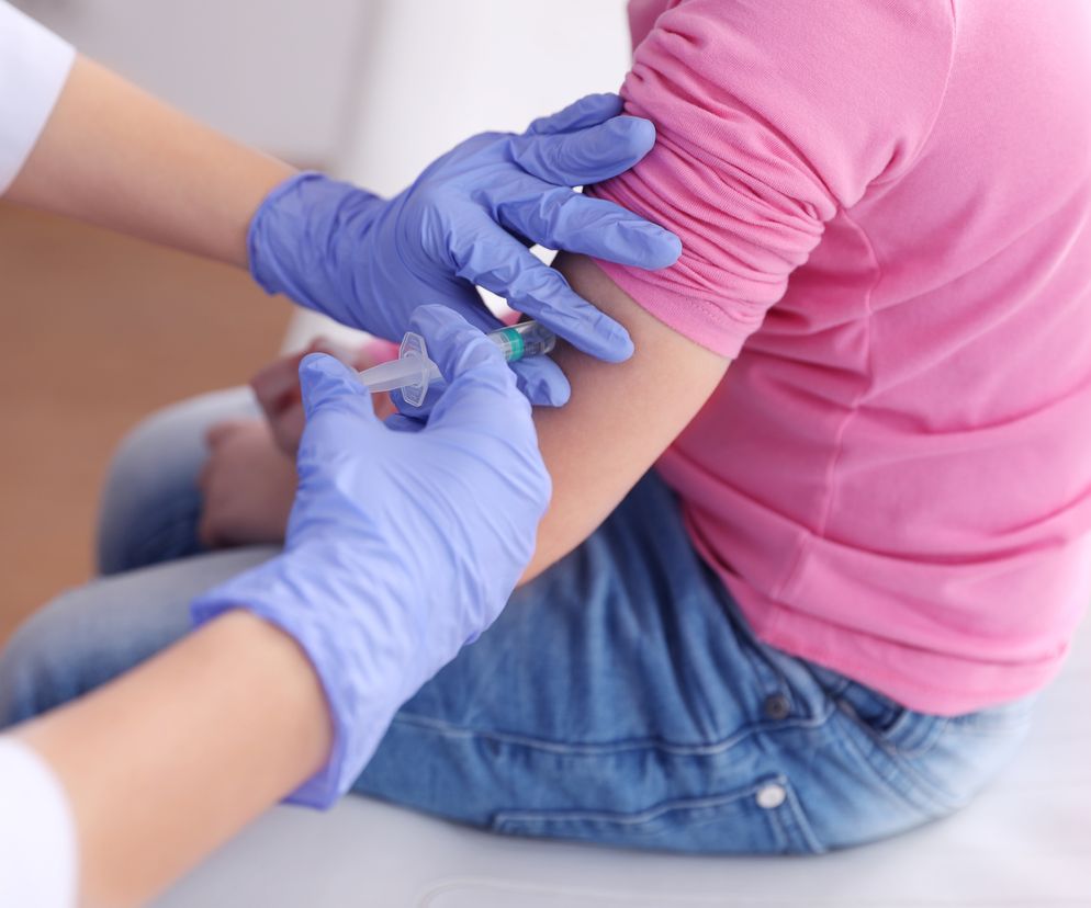 Dziecko podczas szczepienia na ospę w gabinecie lekarskim